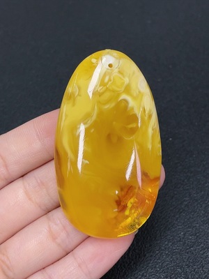 C43151829 琥珀蜜蜡挂件  货品总重约16.39克