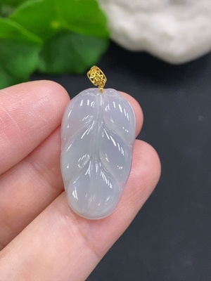 F35106529 Jadeite Leaf Pendant with 18K Gold Clasp, Total Weight Approximately 2.6g