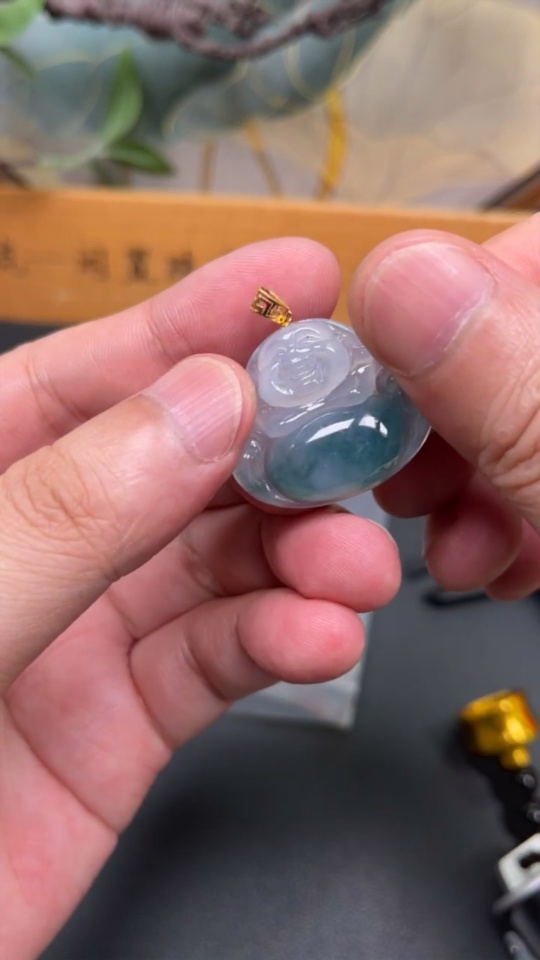 F33933316 Jadeite Buddha Pendant with 18K Gold Clasp, Total Weight Approximately 6.3g