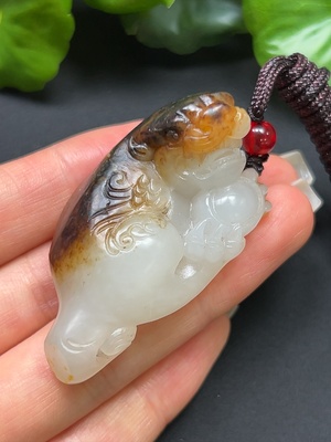 H43107484 和田玉貔貅挂件 颜色成因未定 总重约44.42g 含绳