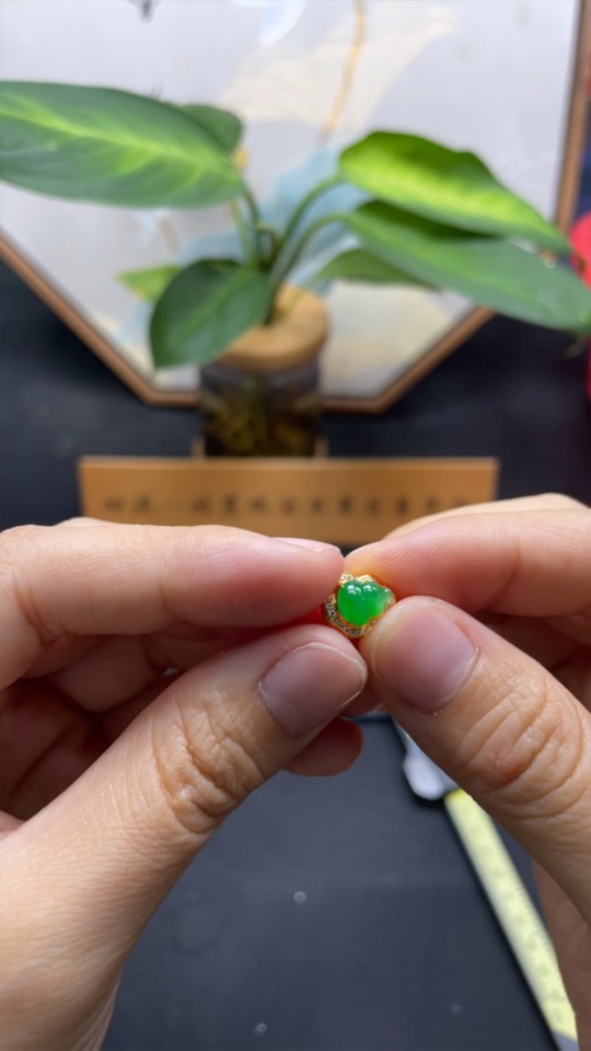 F33928928 Jadeite Gourd Inlaid Pendant, 75% Gold Content, Set with Diamonds, Total Weight Approx. 1.13g