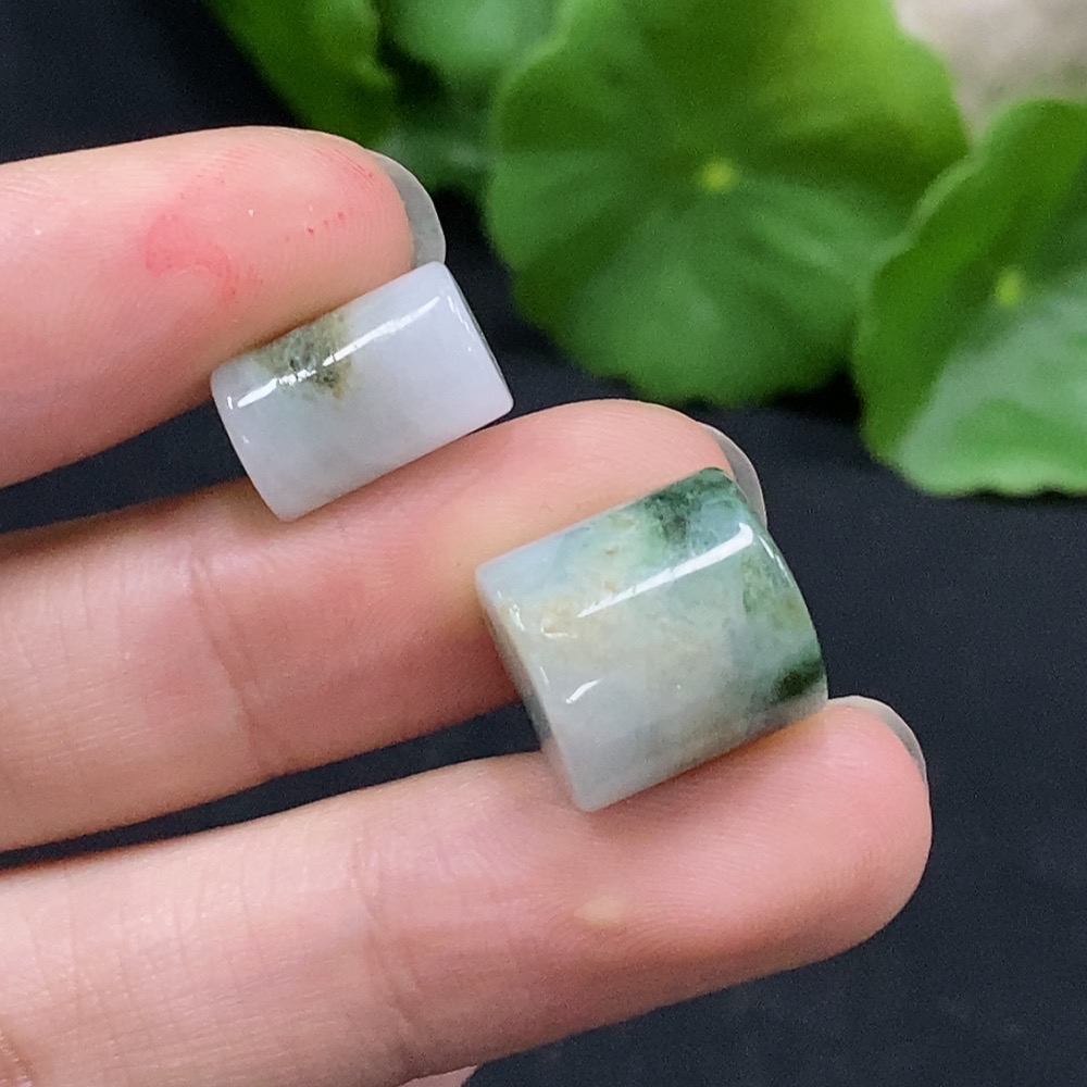 F32787717 Jadeite beads containing other mineral components