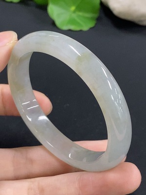 F42968870 翡翠贵妃手镯 圈口52.4/47.6 货品总重约32.49g