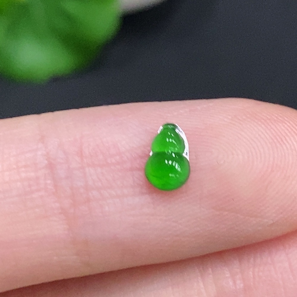 F34060135 Jadeite Gourd Inlaid Piece, Total Weight Approximately 0.8g, Yellow Color Origin Undetermined