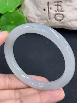 F46492055 翡翠圆条手镯  货品总重约40.8g  圈口55.4