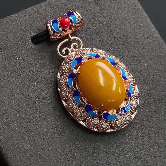 C15571325 Amber and Beeswax Inlaid Pendant, Non-Gold Setting, Total Weight Approx. 7.37g