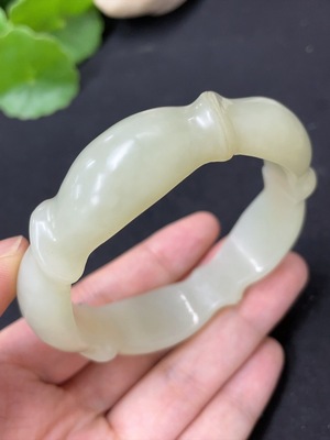H42956482 和田玉雕花手镯 圈口56.5     货品总重约54.8g