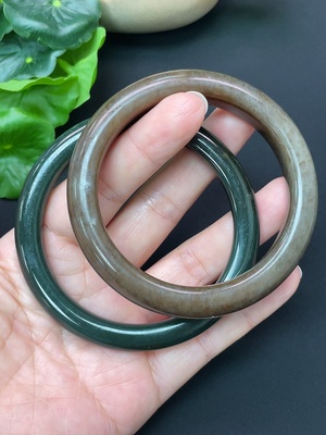 H46604005 和田玉正圈手镯 圈口61.5/59mm 总重约101.52g