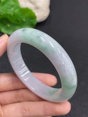F33878324 翡翠正圈手镯 货品总重量约63克 圈口54 有断裂