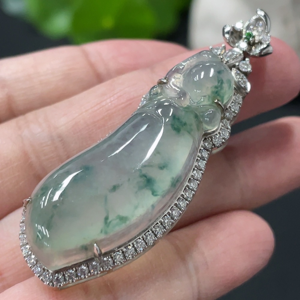 F31670306 Jadeite Auspicious Gourd Pendant with 18k Gold Setting, Non-Diamond, Total Weight Approx. 9.2g