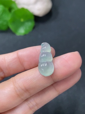 F35088648 Jadeite auspicious bean inlay piece with a total weight of approximately 1.42g