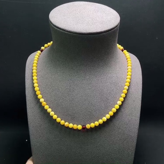 C34993440 Amber and Beeswax Necklace Total Weight Approx. 11.83g Size About 5.3mm