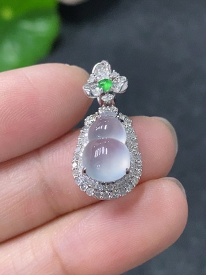 F33943125 Jadeite inlaid calabash pendant with 18k gold and diamonds, total weight approximately 2.53g