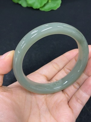 H46531126 和田玉正圈手镯   圈口56.6      货品总重约50.3g 修补