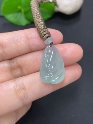 F46552365 翡翠随形挂件 货品总重量约6克（含绳重）