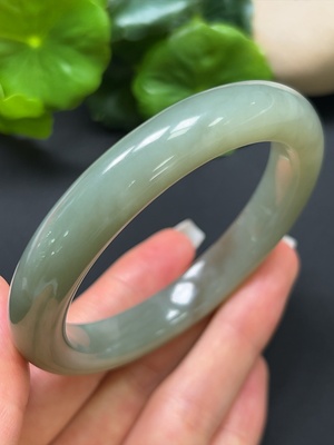 H43107625 和田玉正圈手镯 圈口57mm 总重约52.98g