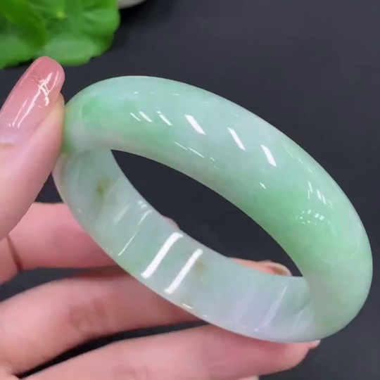 F26015955 Jadeite Round Bangle