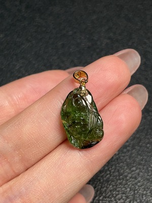 C30535979 Tourmaline Inlaid Pendant 18k Gold Total Weight Approx. 2.03g Visible Organic Matter