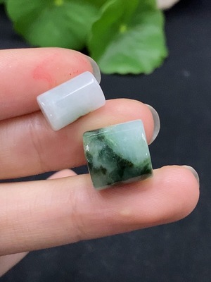 F32787717 Jadeite beads containing other mineral components