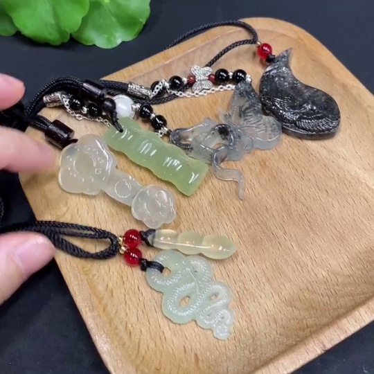 H34970573 Xiuyu (Serpentine Jade) Pendant
