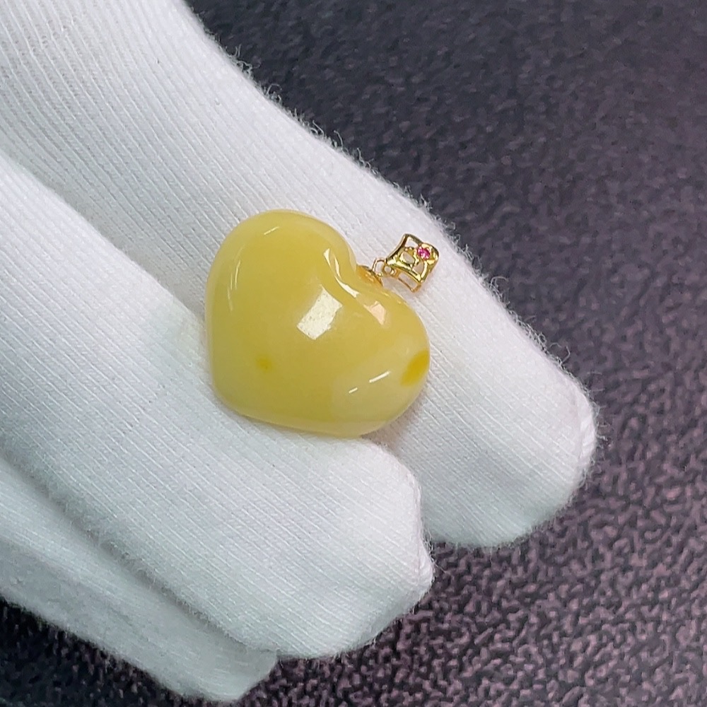 C33852187 18K Amber Pendant, Total Weight Approx. 1.24g