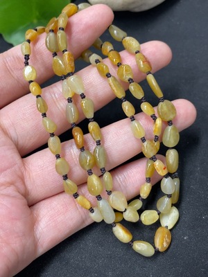 H42957252 和田玉珠链 皮色成因未定 含其他矿物成分 含杂石  货品总重约16.1g