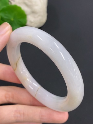 F46555546 翡翠圆条手镯 货品总重量约71.2克 圈口55.2