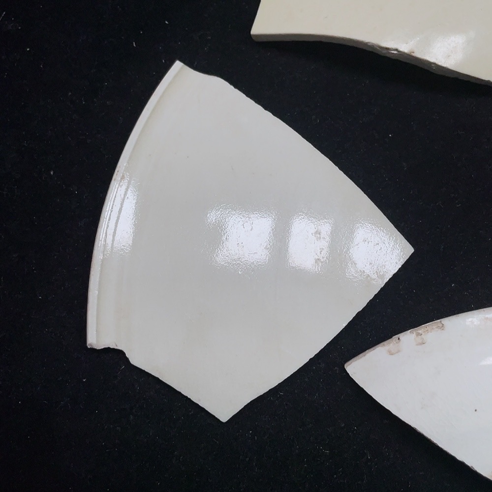 W25911822 A set of white-glazed ceramic shards (actual size as per the item)