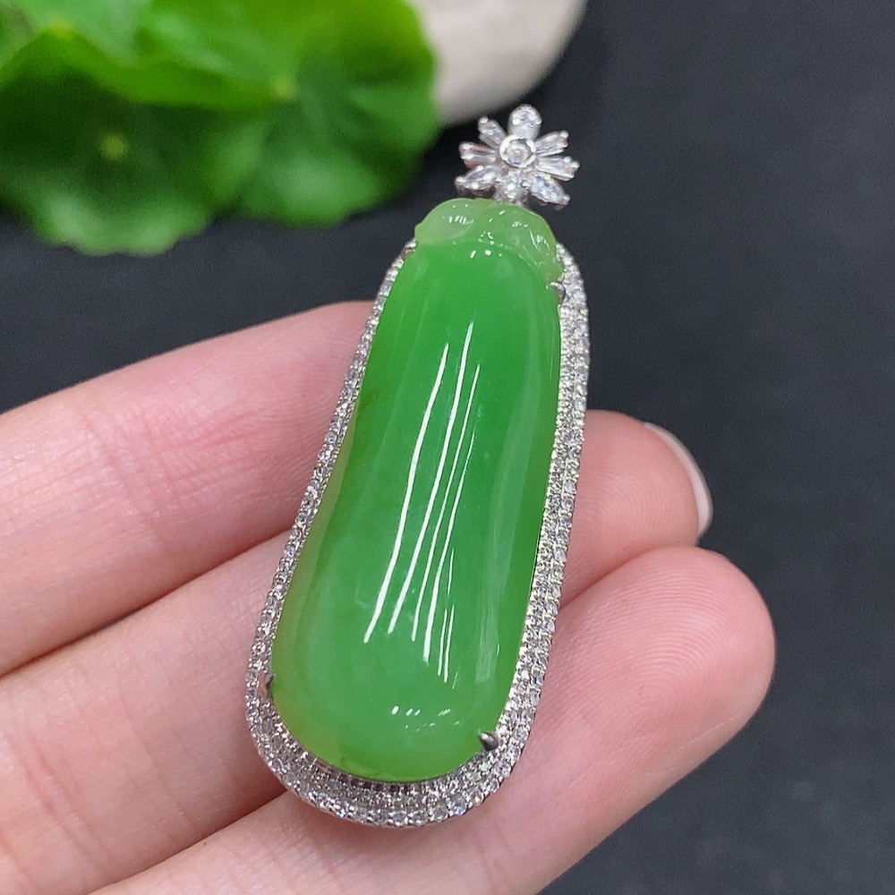 F34034787 Jadeite Auspicious Melon Pendant with 18K Gold Setting, Total Weight Approx. 15.1g (Diamond Accents)