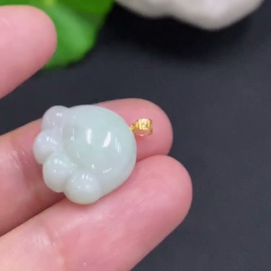 F29391274 Jadeite Pendant with 18K Gold Clasp, Total Weight Approx. 2.8g