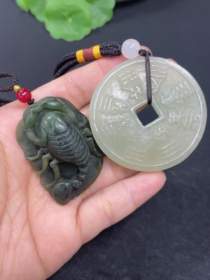 H42954764 和田玉挂件   独霸天下   山鬼花钱    货品总重约（含绳）50.1g    含其他矿物成份   配珠非和田玉