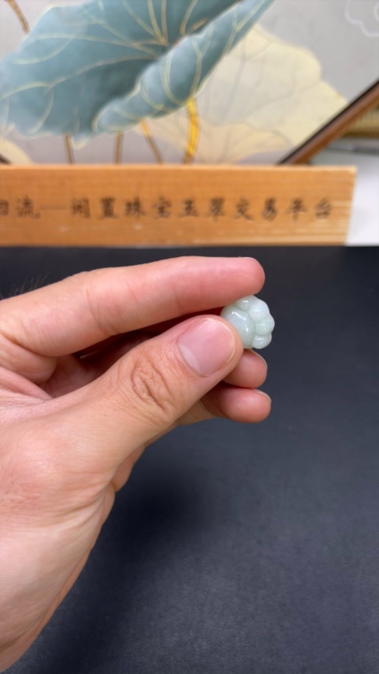 F29316054 Jadeite Pendant with 18K Gold Clasp, Total Weight Approximately 2.9g