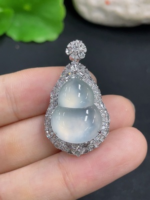 F46570249 翡翠镶嵌葫芦吊坠 18k 配镶钻石 货品总约重6.24g