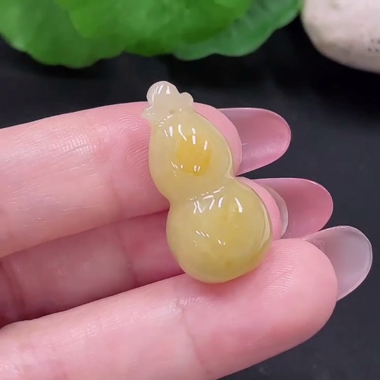 F34982783 Jadeite gourd pendant Total weight: Approx. 6.9g (Color origin of yellow part undetermined)