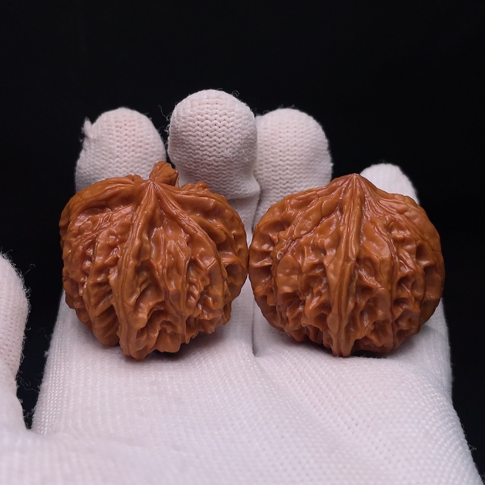 W32764706 Four-ridged Walnut, total weight approx. 30.8g, size about 39.4mm