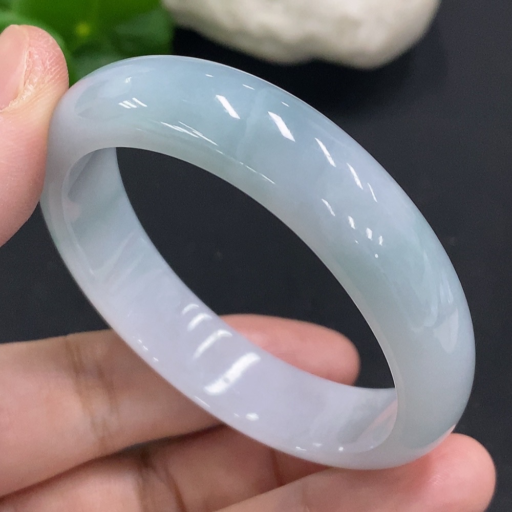 F34050705 Jadeite Concubine Bracelet with a total weight of approximately 37 grams, size 50/45, with a crack