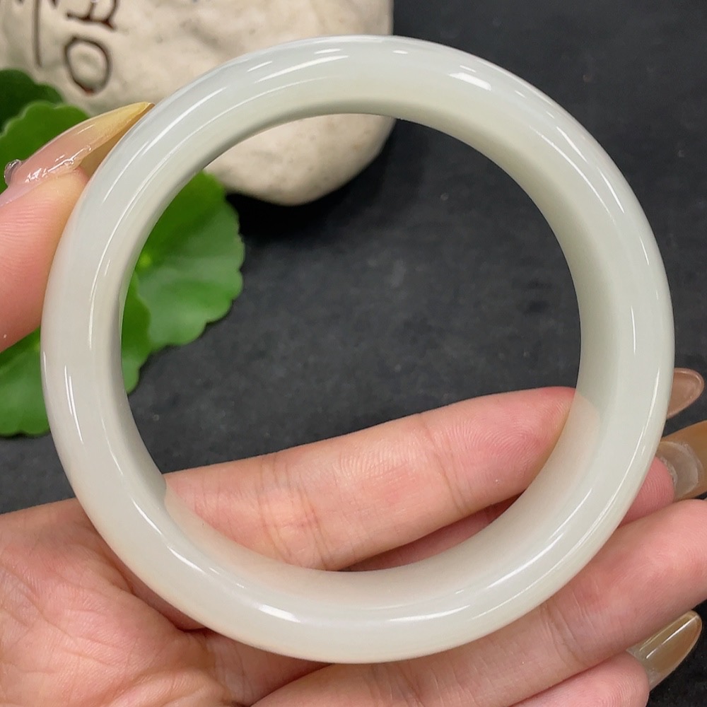 H32798056 Hetian Jade Round Bracelet Size 59.6 Total Weight Approx. 93.3g