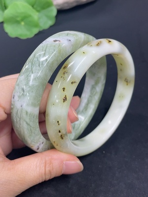 H41872468 岫玉（蛇纹石玉）正圈手镯    圈口63.6/62.8    货品总重约131.6g    含其他矿物成份