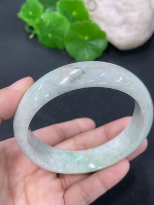 F46569471 翡翠正圈手镯 圈口58.2mm 货品总约重63g 含其他矿物质成分