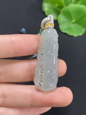 F46573205 翡翠竹节挂件 货品总重约11.7克（含绳重）（非金）