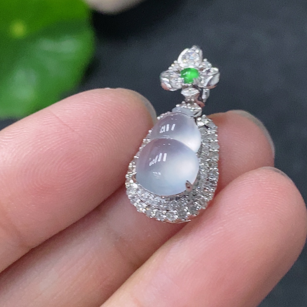 F33943125 Jadeite inlaid calabash pendant with 18k gold and diamonds, total weight approximately 2.53g