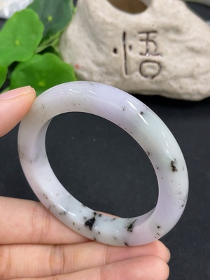 F46571580 翡翠正圈手镯    51.2圈口 货品总重约48.76克 含其他矿物成分