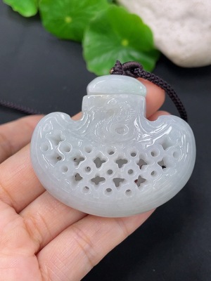 F41935042 翡翠仿古挂件 货品总约重 含绳37.9g