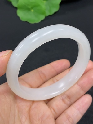 H46558124 和田玉正圈手镯    圈口56      货品总重约44.5g
