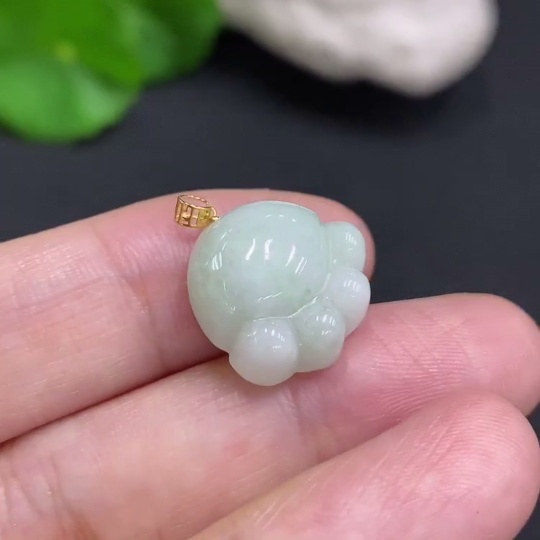 F29316054 Jadeite Pendant with 18K Gold Clasp, Total Weight Approximately 2.9g