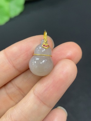 H42954630 和田玉挂件     葫芦  18k金扣头    货品总重约 2.8g