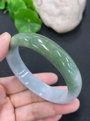 F46566246 翡翠贵妃手镯 圈口55.2/48.6 货品总重约46.7g