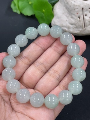 F42952669 翡翠手串 卡11.9mm左右 货品总约重49.6g