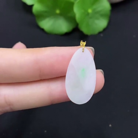 F28254421 Jadeite Pendant with 18K Gold Clasp Total Weight Approx. 1.65g
