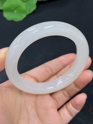 H46532163 和田玉正圈手镯    圈口55.5   货品总重约56.2g